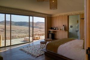 Postel nebo postele na pokoji v ubytování Stellar Agafay Desert Camp + 54 fotografií