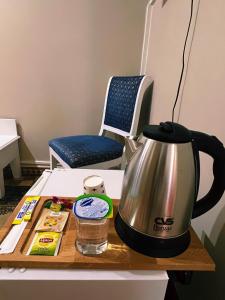 伊斯坦布尔Fındık Palas Otel的椅子旁边的桌子上的茶壶 更多64张照片