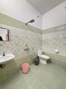 Ένα μπάνιο στο Maya Residency