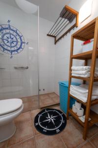 une salle de bain avec toilettes et douche en verre dans l'établissement apartamento anzuelo, à Famara