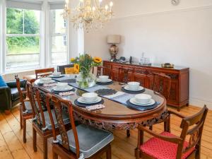 Un comedor con mesa y sillas de madera. en The Physicians House, en Alnwick