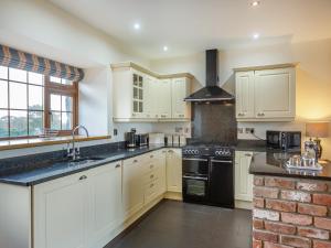 Køkken eller tekøkken på Siambr Cottage - Uk48257