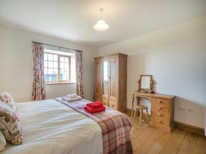 En eller flere senge i et værelse på Siambr Cottage - Uk48257 + 7 billeder