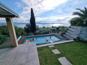 アンカランにあるLuna's Seaview Residence - Ankaranの水遊びのプール +12枚の写真