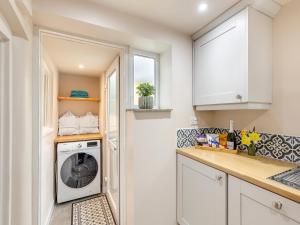 Kuchyň nebo kuchyňský kout v ubytování The Cottage At Number One