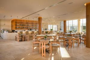 un ristorante con tavoli e sedie e un bar di Horizon Beach Resort a Mastichárion