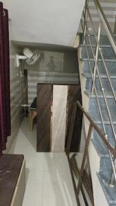 ブリンダーバンにあるRadha Krishna Guest Houseの階段付きの部屋の階段