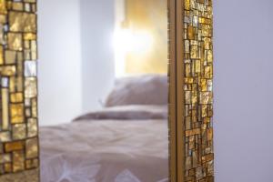 a mirror with a reflection of a bed at Casa Vincenza in Ravenna