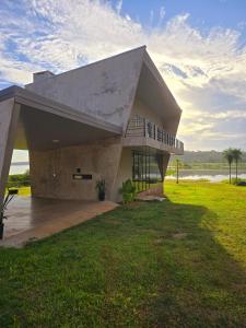ein großes Gebäude mit einer Veranda auf einer Wiese in der Unterkunft La Morada del Río - San Ignacio Misiones, Argentina in San Ignacio