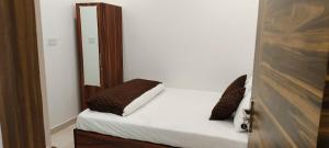 Postel nebo postele na pokoji v ubytování Hotel vaishnavi