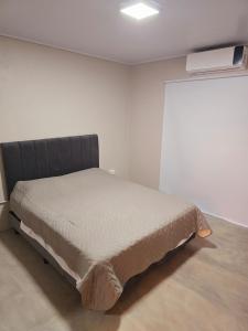 ein Schlafzimmer mit einem Bett in einem weißen Raum in der Unterkunft La Morada del Río - San Ignacio Misiones, Argentina in San Ignacio