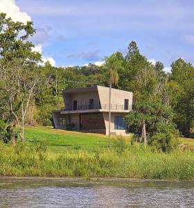 ein Haus am Ufer eines Flusses in der Unterkunft La Morada del Río - San Ignacio Misiones, Argentina in San Ignacio