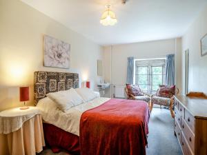 En eller flere senge i et værelse på Hooke Court + 32 billeder