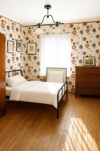 a bedroom with a bed and a window at Avar ja mugav korter kesklinna lähedal in Tartu