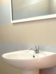 a white sink in a bathroom with a mirror at Vilona Inn in Dehintalawa +31 photos