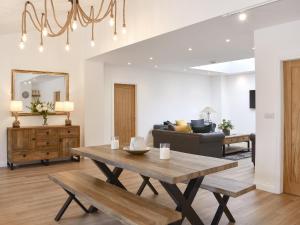 een woonkamer met een tafel en een bank bij Redstones Cottage in Greasby