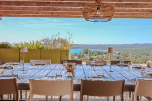 Un comedor con una mesa larga y sillas. en Villa Ghjiseppina Di Pinarello, en Pinarellu