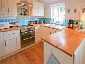 A kitchen or kitchenette at Yew Tree Cottage
