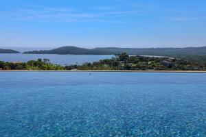 una vista de un gran cuerpo de agua en Villa Ghjiseppina Di Pinarello, en Pinarellu