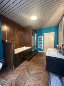 a large bathroom with a tub and a sink at Herem Charme de l ancien en centre ville in Clermont-Ferrand