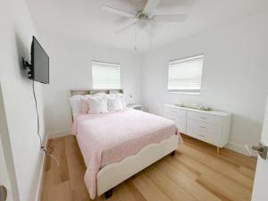 Ένα ή περισσότερα κρεβάτια σε δωμάτιο στο Private, Family Friendly Home, 10 min to Beach