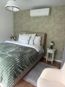 ein Schlafzimmer mit einem großen Bett und einem Stuhl in der Unterkunft Villa Green House in Tscherweni Breg