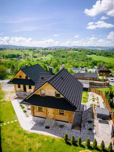 イステブナにあるZłoty Groń log houses & apartmentsの屋根付きの家屋の上面
