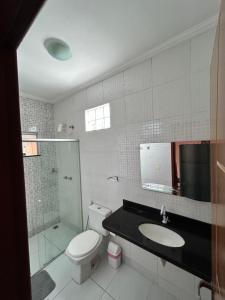 een badkamer met een toilet, een wastafel en een douche bij Apartamento no Condomínio il sole in Porto Seguro