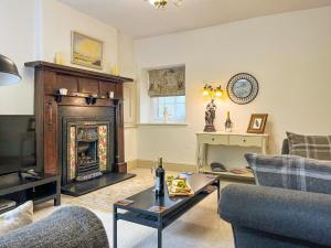 ベイクウェルにあるOak Leaのソファと暖炉のあるリビングルーム