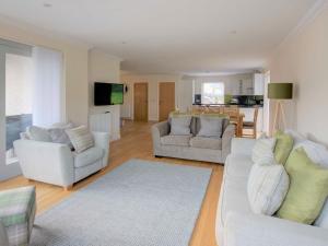 a living room with two couches and a kitchen at Darna House in Tain