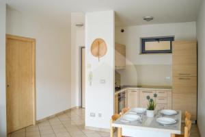 eine Küche mit einem Tisch mit Tellern darauf in der Unterkunft Homiday - Green Bay Village in Pineto + 107 Fotos