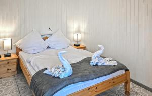 Un dormitorio con una cama con dos cisnes encima. en Fh Maisgelb, en Warenthin