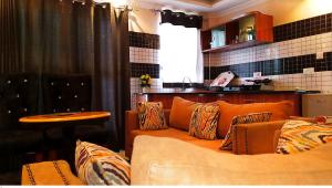 a living room with a couch and a table at TOQUe HOTEL & ACCOMODATIONS in Gatunga +42 photos