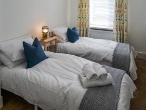 En eller flere senge i et værelse på Puffin House