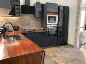 Η κουζίνα ή μικρή κουζίνα στο VILLA ROMA Resort