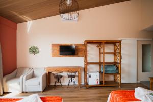 a living room with a couch and a shelf at Pousada Verde Villas in Brumadinho