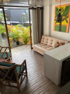 una sala de estar con un sofá y una silla en Shakai suite, en Tena