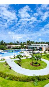 ein Resort mit großem Pool und einem Gebäude in der Unterkunft Muro Alto Condomínio Clube - Porto de Galinhas in Porto De Galinhas