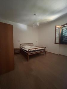 a bedroom with a bed in the corner of a room at Pearl Apartment - Baia Verde in Baia Verde