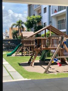 einen Park mit einem Holzspielplatz mit Rutsche in der Unterkunft Portezza Natura in Mazatlán