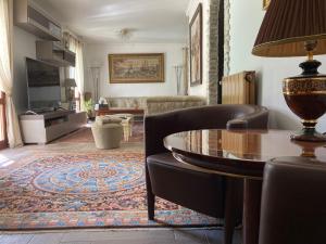 Μια τηλεόραση ή/και κέντρο ψυχαγωγίας στο VILLA ROMA Resort