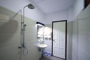Kylpyhuone majoituspaikassa UCT Taunggyi Hotel
