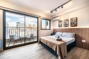 En eller flere senge i et værelse på Studio Novo com Piscina e Metrô ao lado + 46 billeder