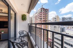 En balkon eller terrasse på Studio Novo com Piscina e Metrô ao lado