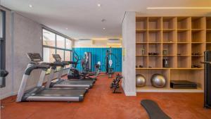 Fitnesscentret og/eller fitnessfaciliteterne på Studio Novo com Piscina e Metrô ao lado