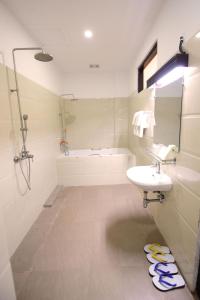 A bathroom at UCT Taunggyi Hotel