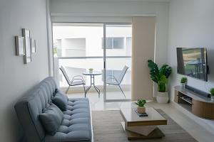 a living room with a couch and a table at Apartamento Elegante en serena del mar in Serena del Mar