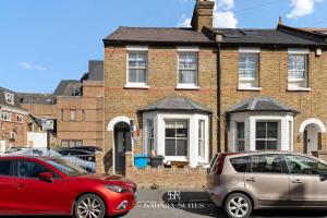 dos autos estacionados frente a una casa de ladrillo en New! Modern 4BR Home in Windsor City Centre - Sleeps 6 - Office & Garden, en Windsor 22 fotos más