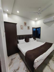 Un dormitorio con una cama grande en una habitación. en Shri Arpanam Home Stay, en Varanasi