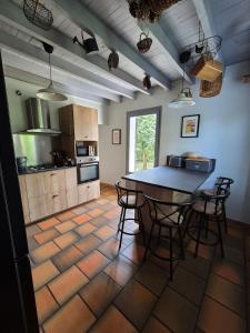 MarcolèsにあるMaison Valentineの部屋にテーブルと椅子のあるキッチン +31枚の写真